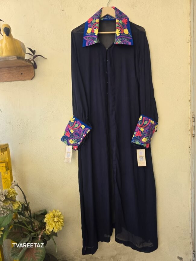 Exquisite Kashmiri Shrug with Traditional Aari Embroidery - Image 3