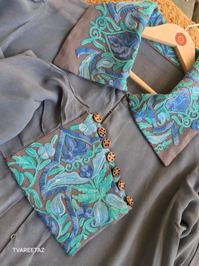 Exquisite Kashmiri Shrug with Traditional Aari Embroidery - Image 3
